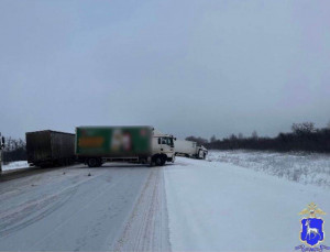 Под Сызранью жестко столкнулись несколько грузовиков, водитель в больнице