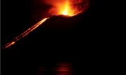 Вулкан Этна выбросил лаву на 400 метров на Сицилии