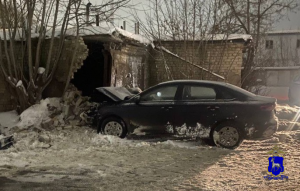 В Самаре водитель врезался в кирпичную кладку