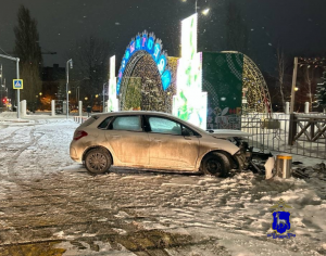 В Самаре на ул. Вилоновской автомобилистка врезалась в столб