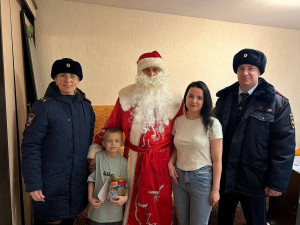 В Сызрани транспортные полицейские совместно с членом Общественного совета при Сызранском ЛО МВД России на транспорте поздравили детей с наступающим праздником