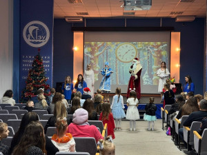 Сызранские транспортные полицейские со своими детьми посетили новогоднюю елку