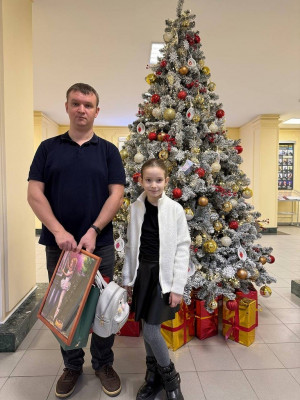 «Ёлка желаний»: юной художнице из Самары подарили день вдохновения