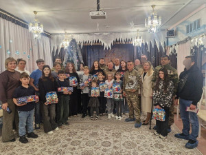 выпускник центра «Феникс» и ветераны СВО подарили детям новогодний праздник