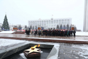 В Самаре возложили цветы к Вечному огню в память о трагедии в Макеевке