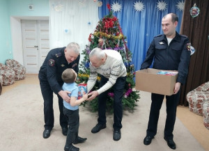 Сотрудники полиции отмечают, что самая главная цель – это создать ребятам праздничное настроение, и напомнить о необходимости законопослушного поведения.