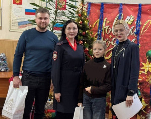 Полицейский Дед Мороз посетил детей в Тольятти