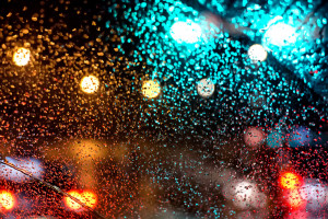 Автомобилисты могут лишиться водительских прав на срок до одного года за украшение автомобилей гирляндами красного цвета.