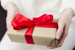 В первую очередь необходимо определять не цену, а суть и мотивацию подарка.