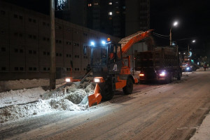 В ночь с 4 на 5 января на улицы города было выведено 189 спецмашин и 145 рабочих.