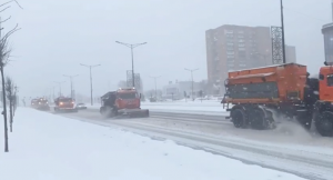 Сейчас на сети региональных дорог задействовано до 407 единиц спецтехники, в том числе 107 единиц — в Самаре.