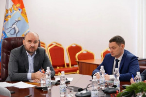 Губернатор призвал муниципалитеты направить основной фокус внимания на уборку тротуаров, дворов, остановок и подходов к соцобъектам.