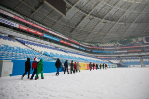 В ходе экскурсии посетители знакомятся с разными зонами стадиона: трибунами и ложами, раздевалками «Крыльев» и «Акрона», посещают зал для пресс-конференций и выходят прямо на поле к тренерским скамейкам.