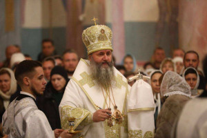 Главное богослужение в Кафедральном Соборе Святой Софии, Премудрости Божией возглавил митрополит Самарский и Новокуйбышевский Феодосий.