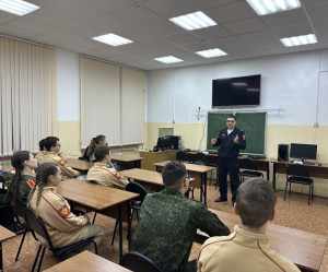 Подполковник полиции беседовал с ребятами о важности выбора будущей профессии, рассказал о службе в органах внутренних дел и преимуществах службы, объяснил, какие требования предъявляются к кандидатам и какими качествами должен обладать будущий сотрудник