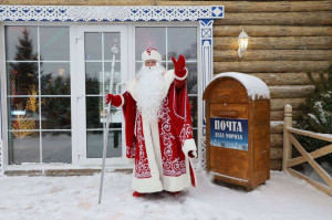 В Усадьбе Деда Мороза 9 января, ребят поздравит морозный гость из Беларуси, 10 января – якутский хранитель холода, а 11 января – татарский зимний волшебник.