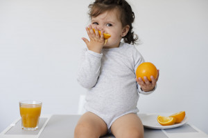 Детям зимой нужно обязательно есть цитрусовые, морковь и орехи.