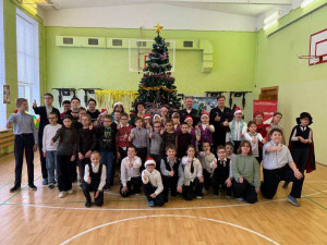 Гости поздравили ребят с праздниками, пожелав крепкого здоровья, счастья, исполнения заветных желаний, и вручили в подарок телевизор.