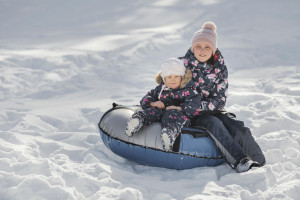 Необходимо: кататься только в строго отведенном для этого месте, перед спуском с горки проверять, чтобы на пути не было других катающихся.