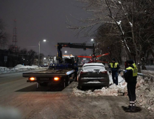 Ежедневно на расчистку выходит более 400 единиц спецтехники и более 300 дорожных рабочих.