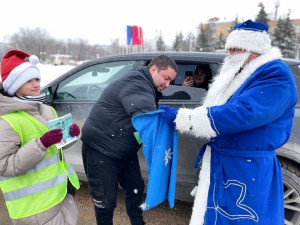 Юные инспекторы совместно с полицейским призвали водителей соблюдать правила дорожного движения, обязательно использовать ремни безопасности в поездках и не нарушать скоростной режим.