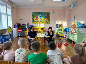 Сотрудник полиции рассказала детям о безопасном поведении на дороге и во дворе, разобрала вместе с ребятами значения сигналов светофора и дорожных знаков, а также напомнила правила перехода проезжей части.