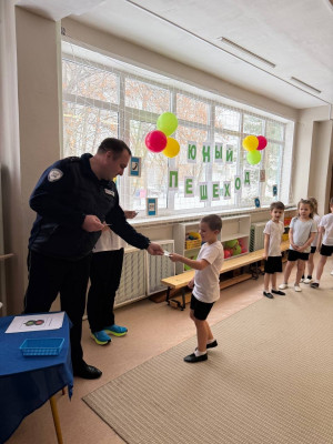 Ребята вместе с госавтоинспектором повторили значение сигналов светофора и дорожных знаков.