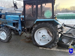 В Самаре легковушка врезалась в трактор