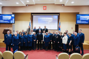 Глава региона поздравил присутствующих с профессиональным праздником и вручил заслуженные награды.