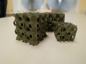 Полученные в МНИЦТМ пористые материалы могут оказаться весьма перспективными также, например, в медицинской отрасли для костных имплантов.