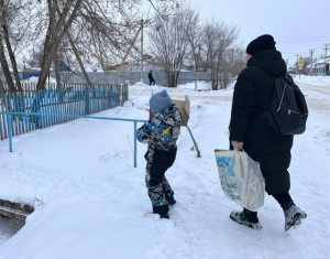 Патриотическая акция «Сдай макулатуру — помоги участнику СВО», стартовавшая по инициативе местного отделения партии «Единая Россия» и Дома молодёжных организаций, превратилась в по-настоящему общенародное движение. 