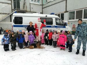 В Самаре сотрудники транспортной полиции и общественники подарили детям праздник и подарки