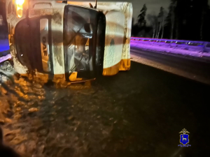 Большегруз в Ставропольском районе врезался в ограждение и опрокинулся