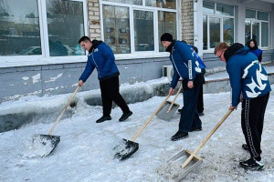 «Снежный десант» высадился в регионе: волонтёры очищают подходы к медучреждениям