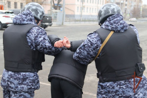 В Самарской области росгвардейцы задержали нарушителя общественного порядка на территории школы