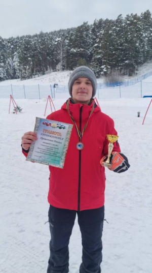 В слаломе-гиганте бронзовую медаль завоевал спортсмен из Самарской области, обучающийся ГАУ СШ «Чайка» Даниил Протопопов.