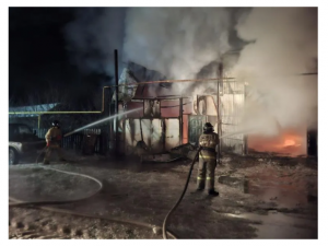 В Самарской области тушили гараж на 100 кв. метрах