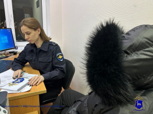 В Сызрани ранее не судимая женщина украла кошелек и деньги с банковской карты соседки