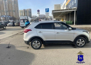 В Самаре водитель сбил мужчину, который стоял сзади автомобиля