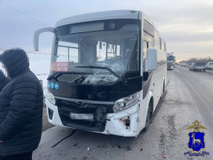 В Ставропольском районе столкнулись автобус и легковушка, пострадали мужчина и девочка