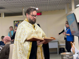 Центральным событием встречи стал чин великого освящения воды, который совершил отец Алексей, настоятель храма в честь Трёх Святителей.