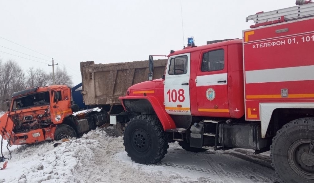 В Кинель-Черкасском районе произошло попутное столкновение двух автомобилей: КАМАЗ и Shacman