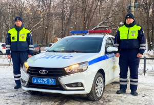 Полицейские вызвали бригаду скорой помощи, усадили мужчину в служебный автомобиль, чтобы защитить от холода до приезда врачей.