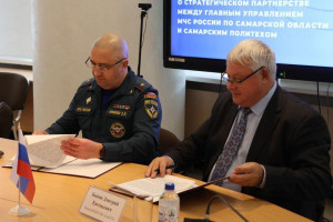 Документ подписали ректор университета Дмитрий Быков и начальник регионального управления МЧС России Сергей Аникин.