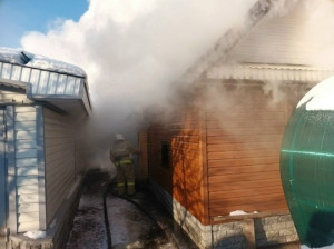 В Похвистнево не допустили распространения огня на рядом стоящий жилой дом