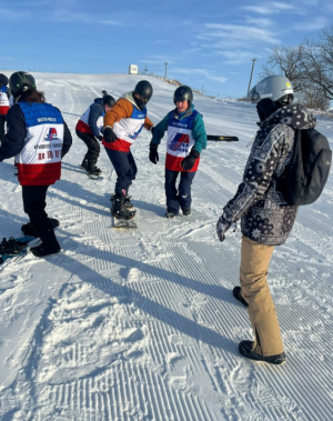 Воспитанники Дома социального обслуживания села Солнечная Поляна городского округа Жигулевск впервые встали на сноуборды.