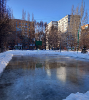 Каток в парке 50-летия Октября работает ежедневно с 10:00 до 21:00.