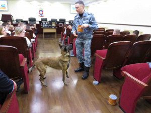 Капитан полиции Валерий Семенов рассказал о работе кинологов и со своей напарницей бельгийской овчаркой продемонстрировали выполнение команд инспектора-кинолога.