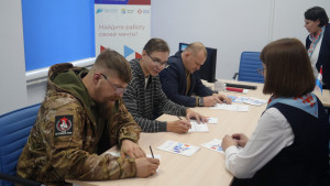 В Самарской области на базе территориальных кадровых центров «Работа России» продолжают работу площадки комплексной поддержки участников СВО и их близких «Сердце воина». 