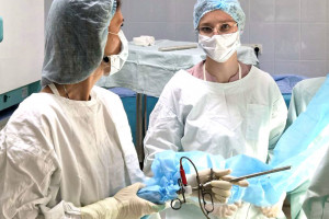 Гинекологическое отделение Клиник СамГМУ приобрело современный биполярный гистерорезектоскоп, который позволяет ускорить проведение операций, повысить их безопасность и сделать вмешательства максимально щадящими для пациенток.